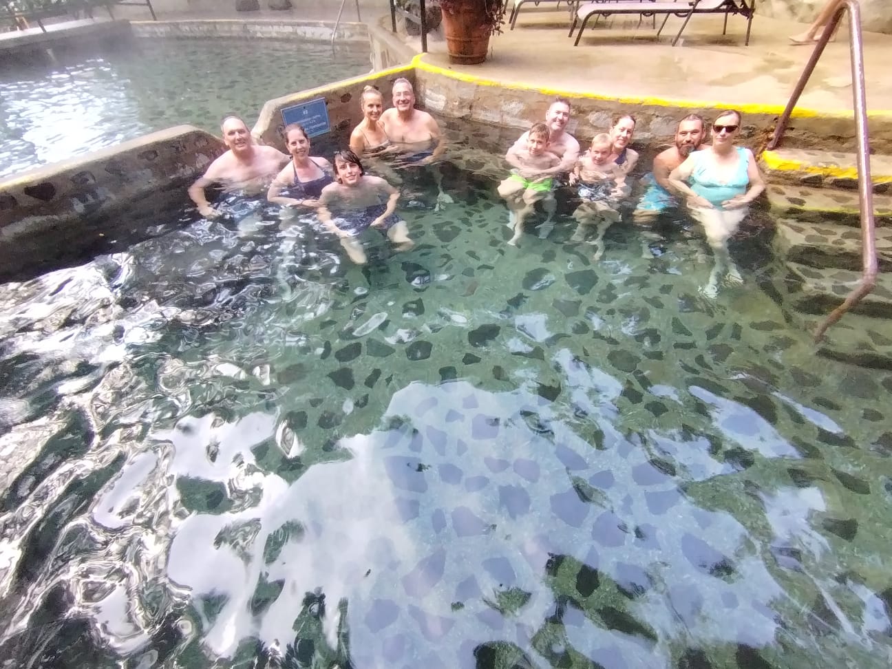 Grupo disfrutando de las aguas termales