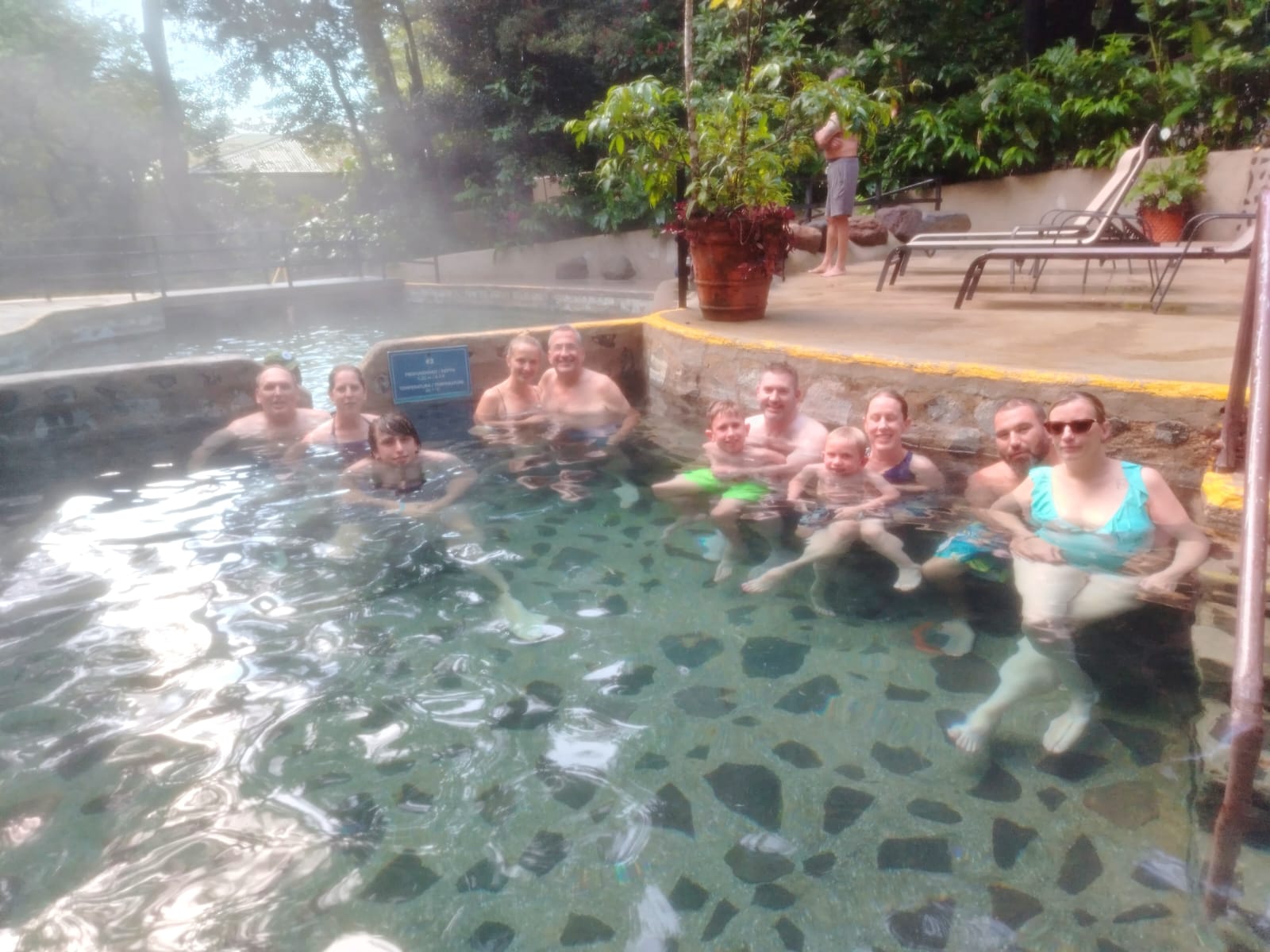 Grupo disfrutando de las aguas termales